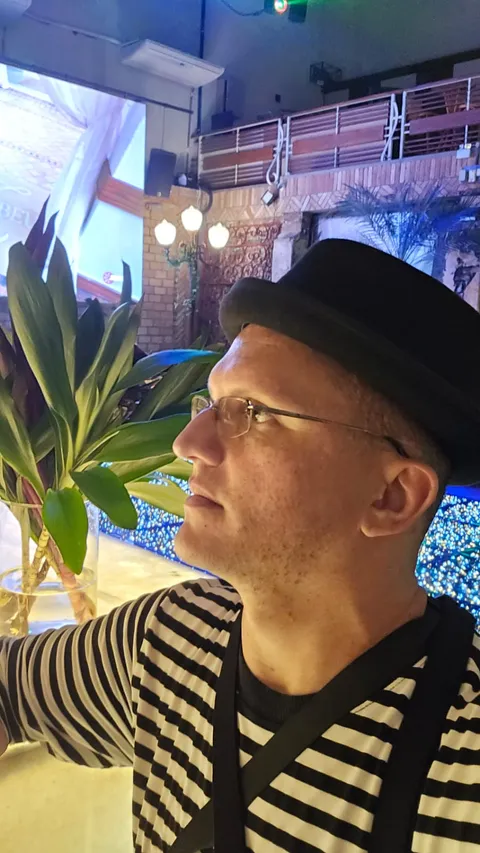 André Valvassori, caricaturista profissional em São Paulo, com 10 anos de experiência em eventos